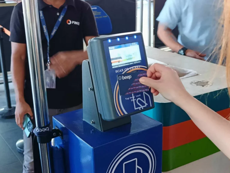 persona recargando tarjeta bip en maquina publica