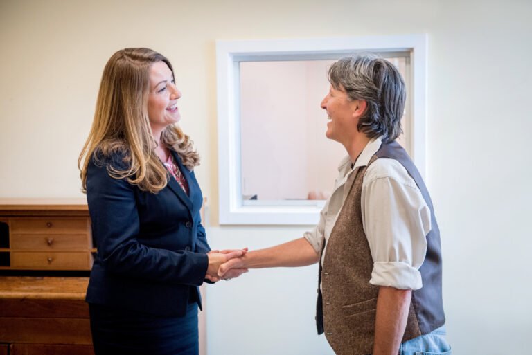 persona recibiendo asesoria legal discapacidad