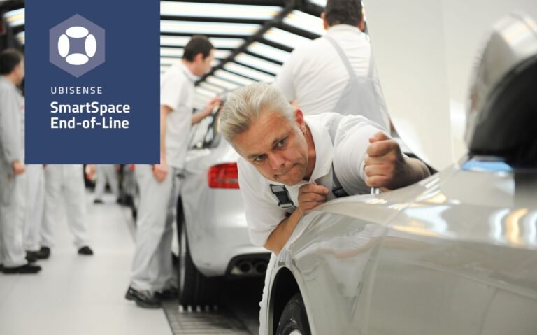 persona revisando documentos de vehiculo en chile