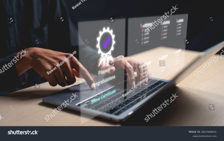 persona usando computadora con certificado digital