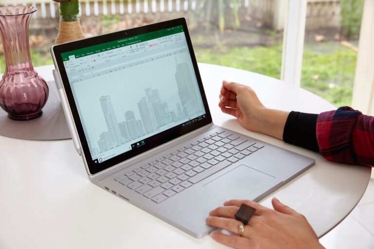 persona usando computadora con hoja de calculo excel