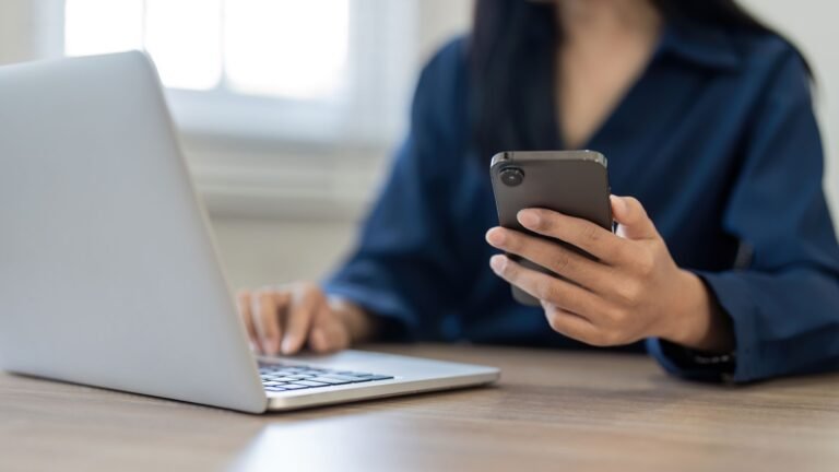 Cómo Puedo Emitir Una Boleta de Honorarios Electrónica en Chile 8 persona usando computadora portatil con boleta electronica