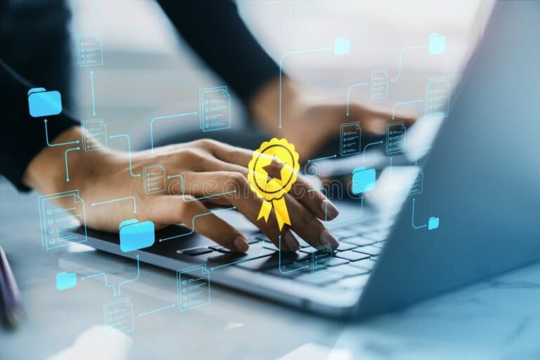 persona usando computadora y certificado digital