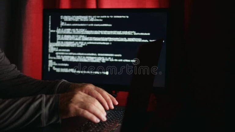 persona usando laptop con codigo web visible