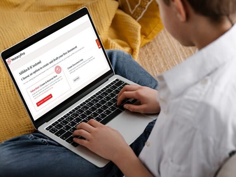 persona usando laptop con documentos notariales