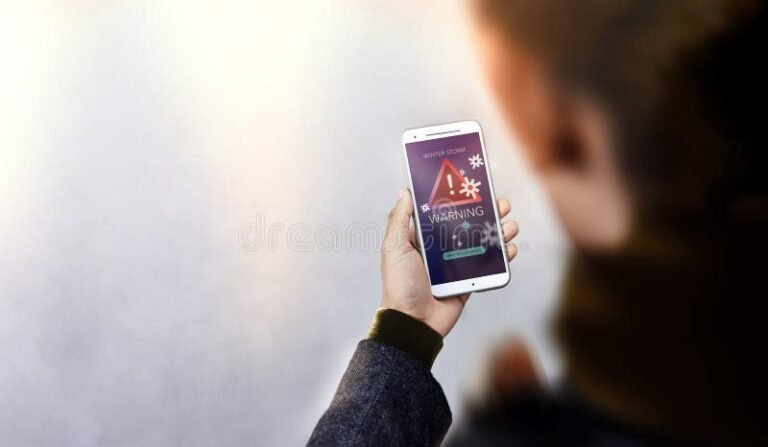 persona usando telefono en ambiente seguro