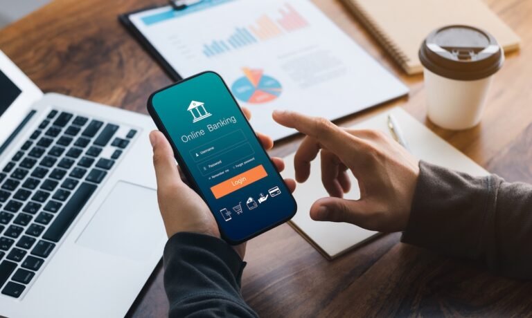 Cómo Consultar el Saldo de tu Cuenta RUT por Teléfono Fácilmente 1 persona usando telefono movil para bancarizacion