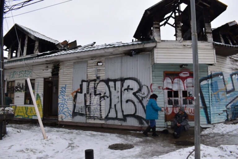 personas abrigadas en invierno chileno urbano