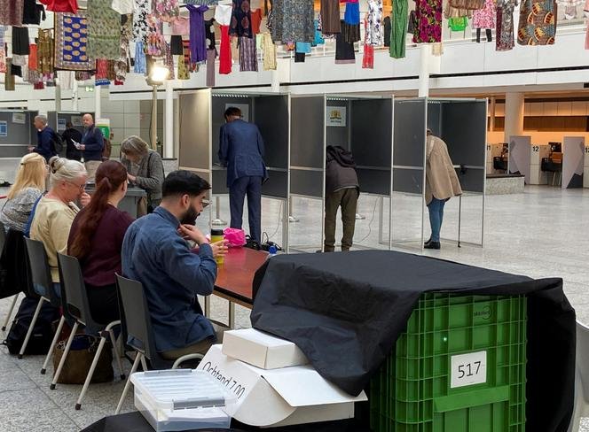 personas votando en una mesa electoral