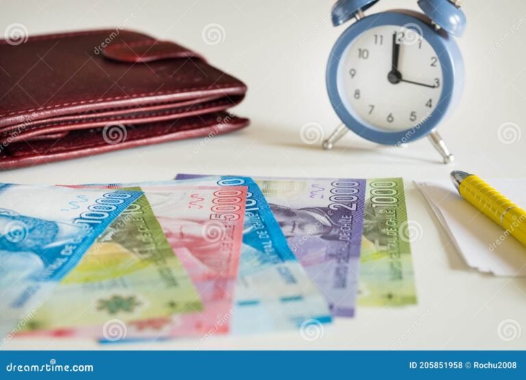 reloj y calendario con billetes chilenos
