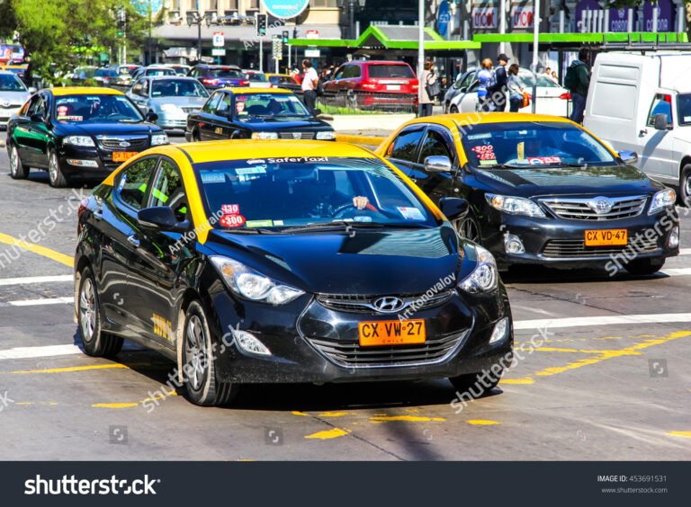 Es Uber Legal En Chile Y Cuáles Son Sus Regulaciones Actuales 28 taxi y automovil en ciudad chilena moderna