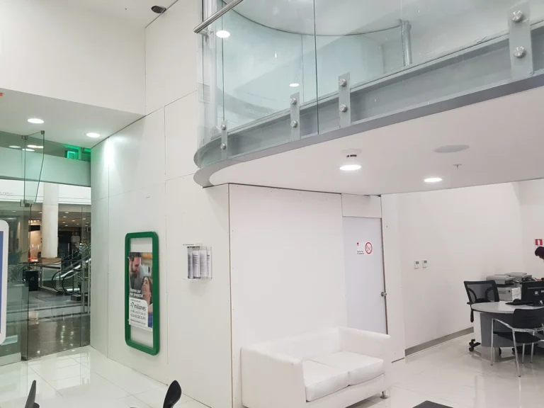 tienda apple moderna en alto las condes