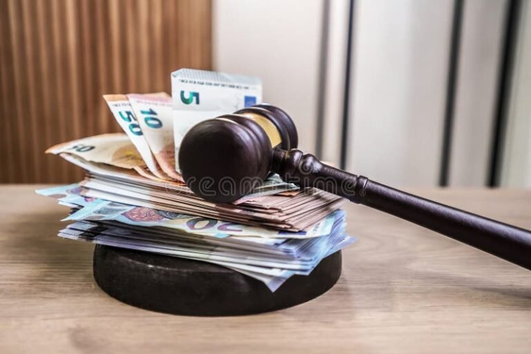 tribunal judicial con documentos financieros apilados