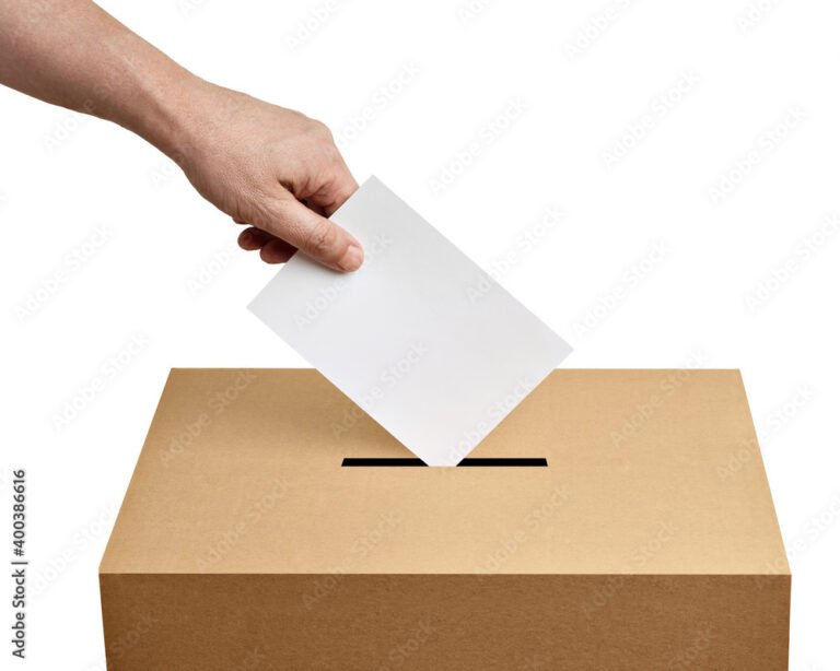urna electoral con manos depositando voto